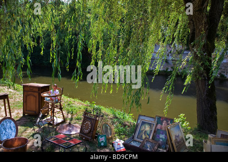 Riverside domenica il mercato delle pulci di Saint Leon sur Vezere, Dorgogne, Francia Foto Stock