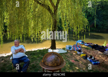 Riverside domenica il mercato delle pulci di saint leon sur vezere dorgogne francia Foto Stock