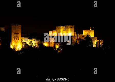 Alhambra di notte come si vede dall'Albaycin in Granada, Spagna Foto Stock