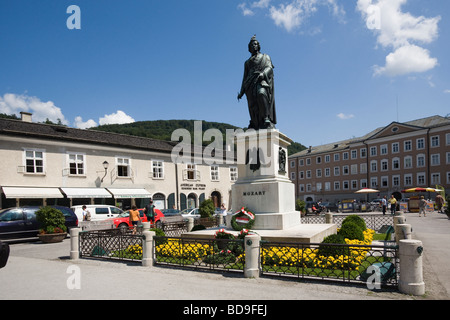 Statua di Mozart in Piazza Mozart (piazza Mozart), Salzburg Austria UE Foto Stock