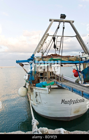 Trawler Manfredonia nel porto di Manfredonia Gargano Foggia Puglia Puglia sud italia Foto Stock