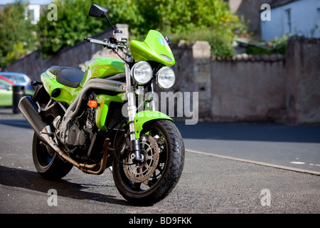 Un verde brillante Triumph Speed Triple moto Foto Stock