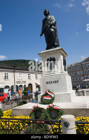 Statua di Mozart in Piazza Mozart (piazza Mozart), Salzburg Austria UE Foto Stock