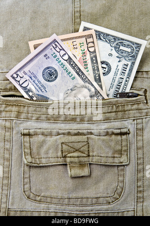 Tre differenti valute US dollar note nella tasca di un paio di pantaloni khaki Foto Stock