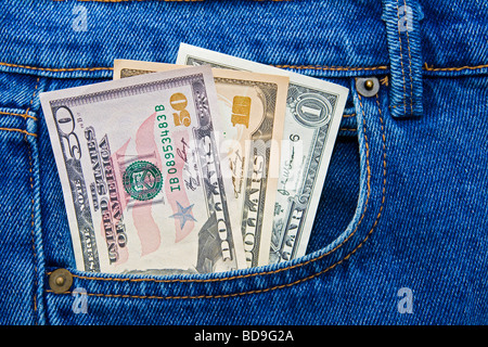 Tre differenti valute US dollar note nella tasca di un paio di jeans blu Foto Stock