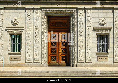 Porta con bassorilievo decorazione presso l'entrata principale dell'Organizzazione mondiale del commercio OMC, Ginevra, Svizzera Foto Stock