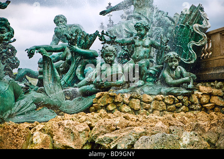 Tritons parte della fontana in bronzo monumento set aux Girondins Bordeaux Francia Foto Stock