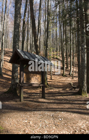 Segno di benvenuto a Abetone parco nazionale in primavera Foto Stock