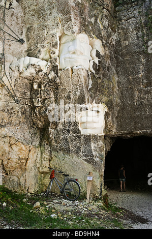 Scultura monumentale di un uomo il viso e le mani in un Grazannes cava di pietra da [Alain-Paul Donit] Foto Stock