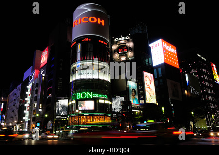 Vista notturna di Yon-chome attraversando spesso chiamati 4-chome intersezione nel quartiere di Ginza Tokyo Giappone Foto Stock