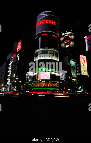 Vista notturna di Yon-chome attraversando spesso chiamati 4-chome intersezione nel quartiere di Ginza Tokyo Giappone Foto Stock