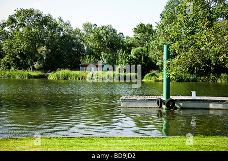 Capanna di pesca e fisherman in Port d'Envaux Charente Francia Foto Stock