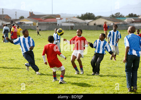 Africano nero teen ragazzi che giocano a calcio in Kayalitsha, western cape Foto Stock