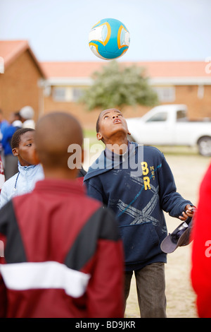 Ragazzi giocare con il pallone da calcio a scuola in kayalitsha Foto Stock