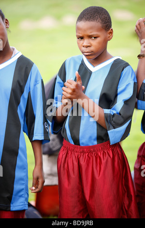 Ragazzo nella township giocano a calcio Foto Stock