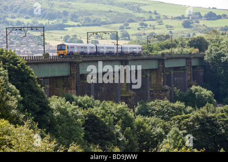 Nord unità rail crossing Dinting viadotto, Glossop, Derbyshire Foto Stock