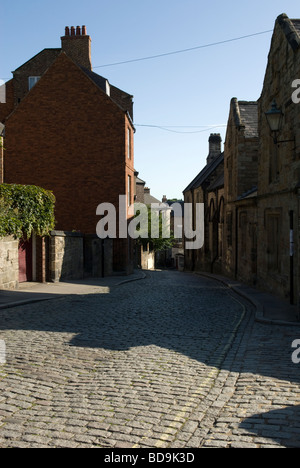 Una vecchia strada di ciottoli in Durham Inghilterra Foto Stock