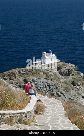 Grecia - bianco blu chiesa a cupola su di un promontorio roccioso, Sifnos Island, Grecia Foto Stock