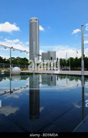 Riflesso della Stamford Plaza e Raffles City, Singapore SIN Foto Stock