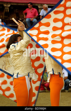 Bandiera thrower della Contrada di Unicorn - Palio di Siena, un doppio evento annuale di fasto e corsa di cavalli Foto Stock