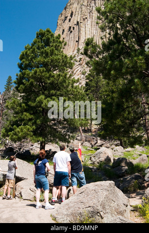 Per turisti in cerca fino a Devils Tower National Monument in Wyoming Foto Stock