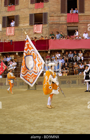 Alfiere della Contrada di Unicorn - Palio di Siena, un doppio evento annuale di fasto e corsa di cavalli Foto Stock