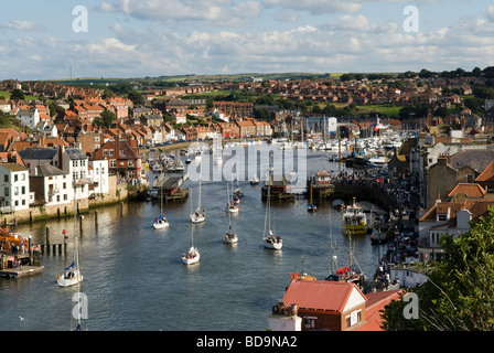 Barche di passare attraverso l'apertura a ponte girevole ad alta marea a Whitby North Yorkshire, Inghilterra Foto Stock