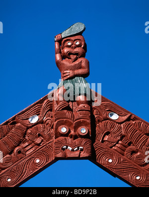 Nuova Zelanda Isola del nord Rotorua Riserva Termale di Whakarewarewa Maori Gateway sculture Foto Stock