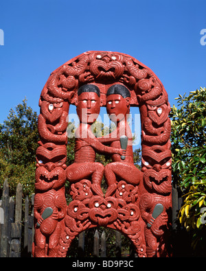 Nuova Zelanda Isola del nord Rotorua Riserva Termale di Whakarewarewa Maori Gateway sculture Foto Stock