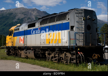 VIA Rail locomotore FP40 in attesa al cantiere di Jasper per tirare il Skeena Foto Stock