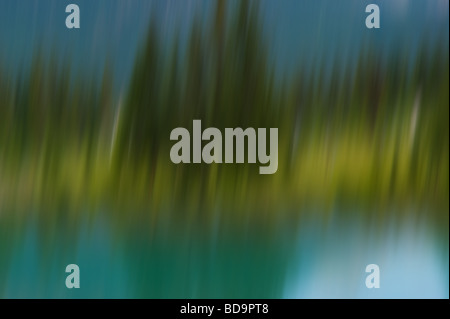 Stile impressionista foto del Fiume Bow e la banca di fiume alberi presi dal ponte di Banff Foto Stock