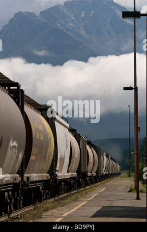 Treno merci battito attraverso la stazione di Banff nelle prime ore del mattino Foto Stock