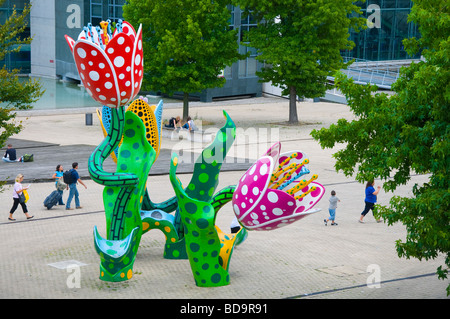 Lille, Francia. Place Francois Mitterrand. Les Tulipes de Shangri-la / Tulips of Shangri la - dell'artista giapponese Yayoi Kusama Foto Stock