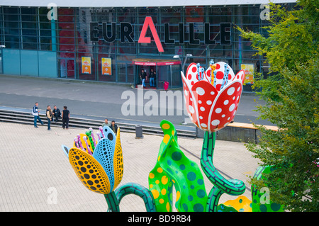 Lille, Francia. Place Francois Mitterrand. 'I Tulipani di Shangri La' dall'artista giapponese Yayoi Kusama Foto Stock