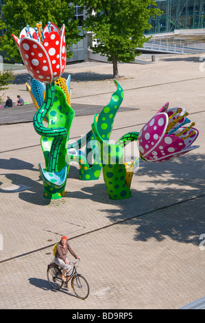 Lille, Francia. Place Francois Mitterrand. 'I Tulipani di Shangri La' dall'artista giapponese Yayoi Kusama Foto Stock