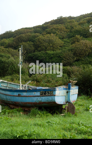 Abbandonato lobster boat sopra Penberth Cove in Cornovaglia, Regno Unito Foto Stock