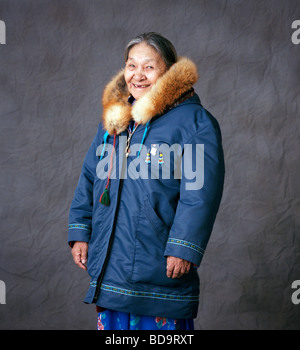 Studio di colore ritratto di una donna Inuit che indossa una giacca tradizionale in uno studio fotografico in Iqaluit Nunavut Canada Foto Stock