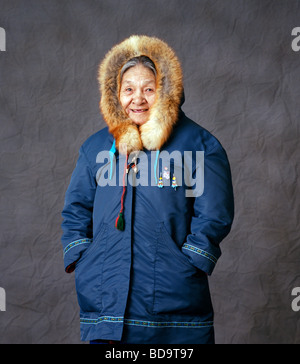 Studio di colore ritratto di donna Inuit che indossa una giacca tradizionale in uno studio fotografico in Iqaluit Nunavut Canada Foto Stock