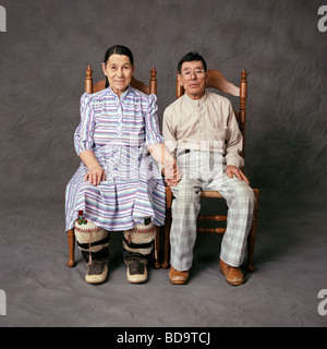 Studio di colore ritratto di sposato Inuit matura in uno studio fotografico in Iqaluit Nunavut Canada Foto Stock