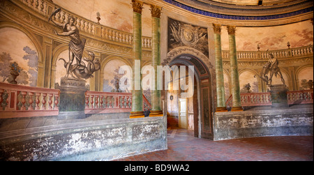 Ingresso Corridoio interno della barocca Villa Palagonia Baghera Sicilia Foto Stock