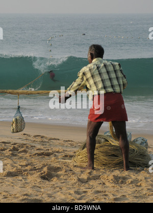 La pesca tradizionale dalla spiaggia di Poovar, Trivandrum, Kerala, India del Sud Foto Stock