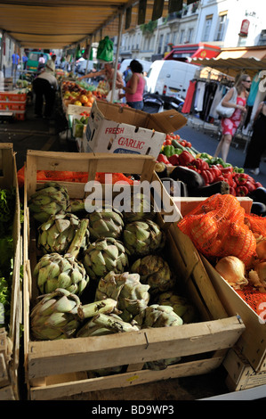 Parigi Francia, al di fuori del pubblico "mercato agricolo il dettaglio dei display di stallo 'Les Halles' Carciofi " Ortaggi freschi' Foto Stock