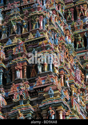 Close up di un Gopuram su un tempio indù, alagar kovil, nord di Madurai, Tamil Nadu, nell India meridionale Foto Stock