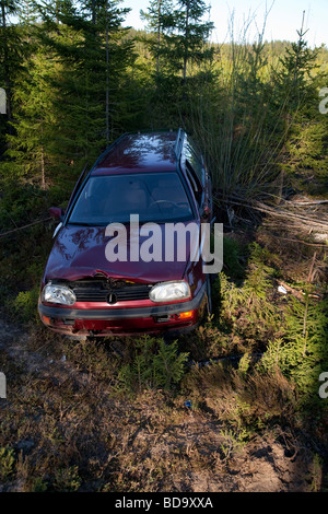 Si schiantò e abbandonò Volkswagen a fossato nella foresta, Finlandia Foto Stock