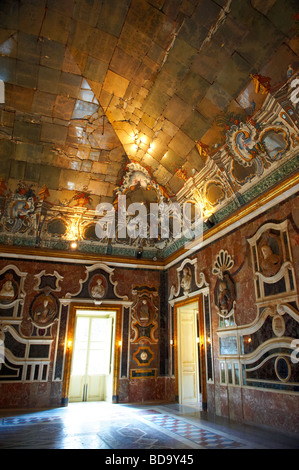 La sala da ballo di specchi della barocca Villa Palagonia Baghera Sicilia Foto Stock