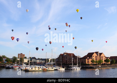 Bristol International Balloon Fiesta i palloni ad aria calda galleggiare sopra la città di Bristol lungomare del porto marina in agosto 2009 Foto Stock