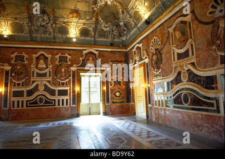 La sala da ballo di specchi della barocca Villa Palagonia Baghera Sicilia Foto Stock