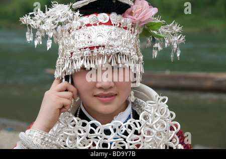 Close up Miao ragazza sul telefono cellulare e vestito in costume formale a Drum Festival Shidong Guizhou Cina Foto Stock