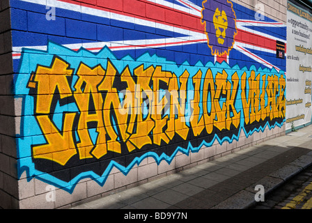 Camden Lock Village segno dipinto sul muro di Camden Town London Inghilterra England Foto Stock