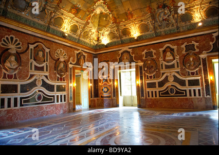 La sala da ballo di specchi della barocca Villa Palagonia Baghera Sicilia Foto Stock